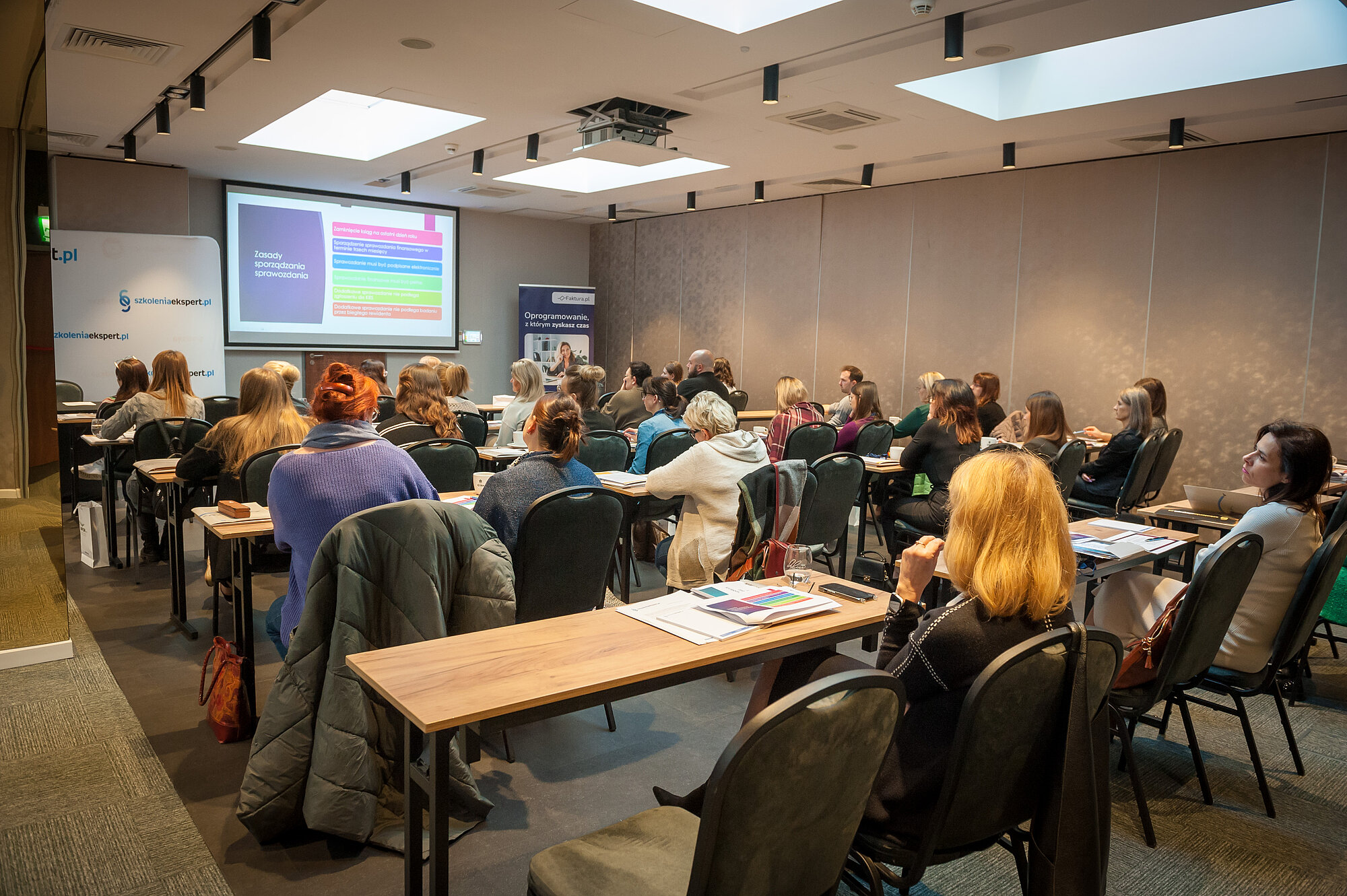 Sala konferencyjna w trakcie panelu dyskusyjnego